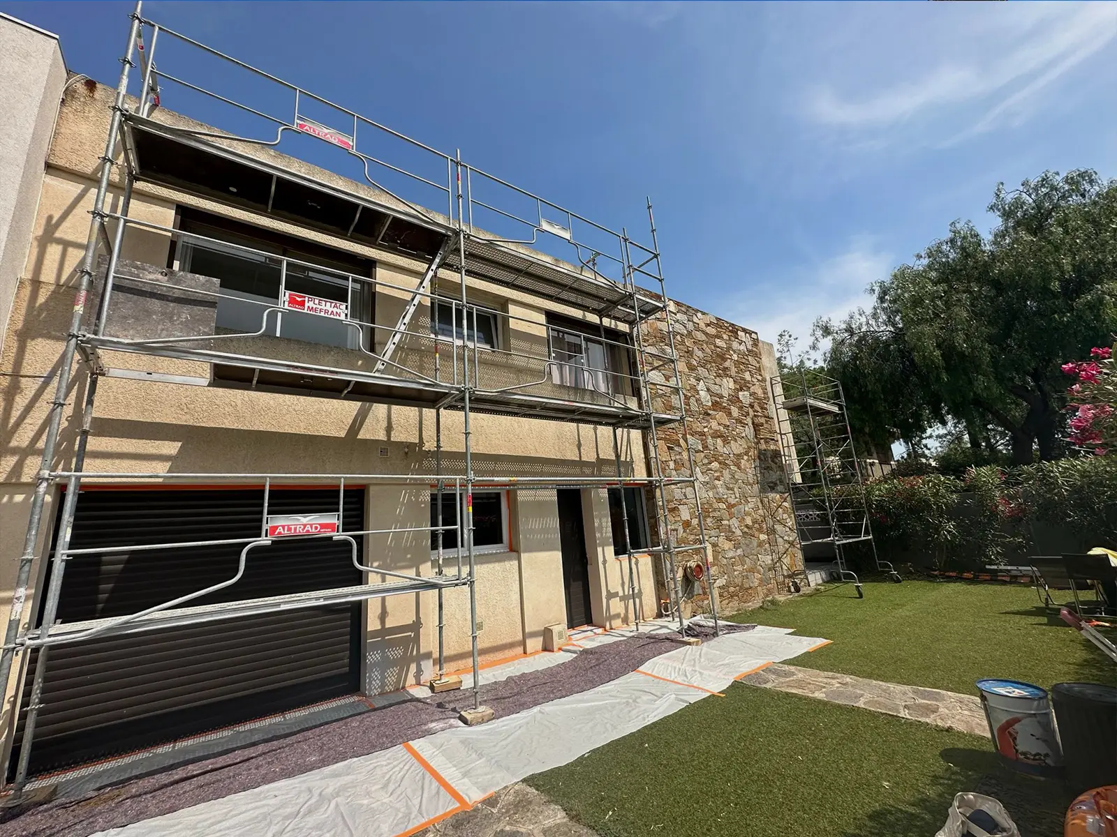 Façade avant ravalement à Sainte-Maxime – Quartier Les Virgiles, enduit ancien fissuré sur villa contemporaine à deux niveaux