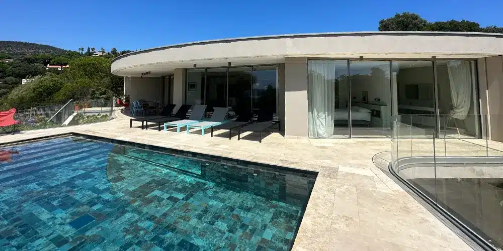 Entreprise de peinture à Hyères réalisant la rénovation d'une façade de villa contemporaine avec piscine dans le Var