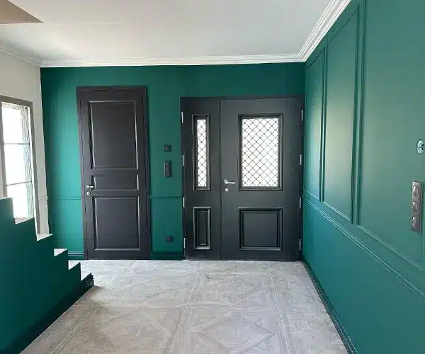 Entreprise de peinture à Hyères réalisant une décoration intérieure avec peinture murale et finitions haut de gamme dans une villa du Var